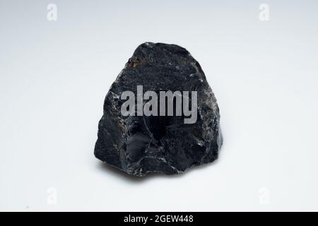 Pietra ossidiana nera naturale sullo sfondo Foto stock - Alamy