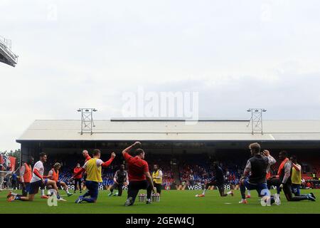 Londra, Regno Unito. 21 Agosto 2021. Vista generale dei giocatori del Crystal Palace FC che si riscaldano prima del calcio d'inizio. Premier League match, Crystal Palace contro Brentford allo stadio Selhurst Park di Londra sabato 21 agosto 2021. Questa immagine può essere utilizzata solo per scopi editoriali. Solo per uso editoriale, licenza richiesta per uso commerciale. Nessun uso in scommesse, giochi o un singolo club/campionato/player pubblicazioni. pic di Steffan Bowen/Andrew Orchard sport fotografia/Alamy Live news credito: Andrew Orchard sport fotografia/Alamy Live News Foto Stock