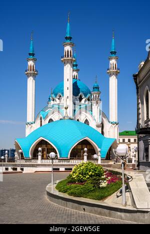 Moschea di Kul Sharif nel Cremlino di Kazan, Tatarstan, Russia. E' un punto di riferimento di Kazan. Vista verticale di bella architettura, attrazione turistica in Kazan c Foto Stock