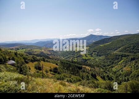 Vista aerea catena montuosa e cielo blu con nuvole in OS Ancares, Galizia, Spagna Foto Stock