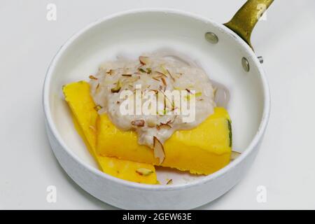 kulfi di zafferano con falooda, specialità agroalimentari indiana Foto Stock
