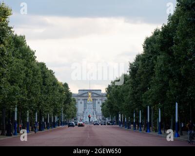 Londra, Greater London, Inghilterra, 10 2021 agosto: Guardando il Mall verso il Victoria Memorial di fronte a Buckingham Palace. Foto Stock
