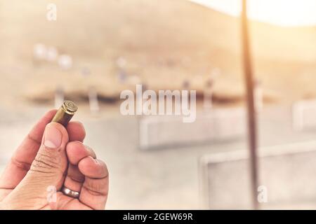 La potenza di una vita nelle tue dita, con un proiettile da 9 mm. Foto Stock