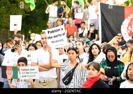 Vienna. Austria. 21 Agosto 2021. Manifestazione contro il regime talebano a Vienna il 21 agosto 2021 a Ballhausplatz di fronte alla Cancelleria federale. Credit: Franz PERC / Alamy Live News Foto Stock