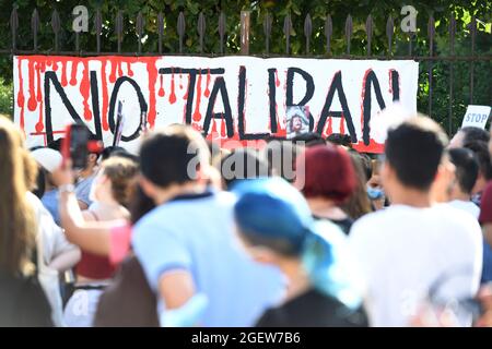 Vienna. Austria. 21 Agosto 2021. Manifestazione contro il regime talebano a Vienna il 21 agosto 2021 a Ballhausplatz di fronte alla Cancelleria federale. Credit: Franz PERC / Alamy Live News Foto Stock