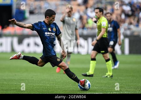 Milano, Italia. 21 Agosto 2021. Stefano sensi controlla la palla durante il Campionato Italiano di Calcio Serie A 2021-2022 Match Inter Milan vs Genova allo Stadio San Siro Credit: Piero Crociatti/Alamy Live News Foto Stock