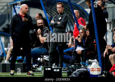 HEERENVEEN, PAESI BASSI - 21 AGOSTO: Quarto ufficiale Ingmar Oostrom durante la partita olandese Eredivie tra SC Heerenveen e RKC Waalwijk allo stadio Abe Lenstra il 21 agosto 2021 a Heerenveen, Paesi Bassi (Foto di Peter Lous/Orange Pictures) Foto Stock