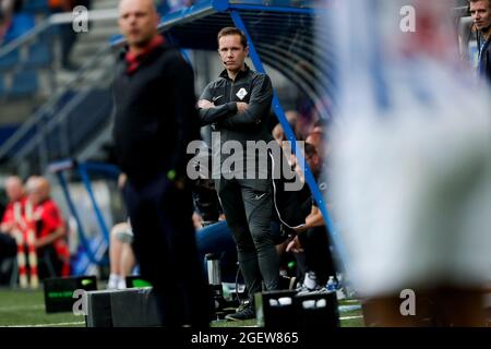 HEERENVEEN, PAESI BASSI - 21 AGOSTO: Quarto ufficiale Ingmar Oostrom durante la partita olandese Eredivie tra SC Heerenveen e RKC Waalwijk allo stadio Abe Lenstra il 21 agosto 2021 a Heerenveen, Paesi Bassi (Foto di Peter Lous/Orange Pictures) Foto Stock