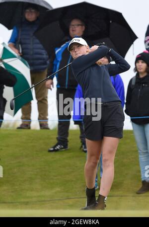 Louise Duncan della Scozia si tee fuori dal 3, durante il terzo giorno dell'AIG Women's Open a Carnoustie. Data foto: Sabato 21 agosto 2021. Vedi la storia di PA GOLF Women. Il credito fotografico deve essere: Ian Rutherford/PA Wire. RESTRIZIONI: L'uso è soggetto a restrizioni. Solo per uso editoriale, nessun uso commerciale senza previo consenso da parte del titolare dei diritti. Foto Stock