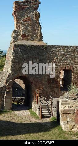 Rovina del castello di boskovice nella repubblica ceca. Vista dei resti di merli Foto Stock