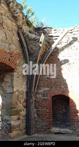 Rovina del castello di boskovice nella repubblica ceca. Resti del supporto della struttura a soffitto Foto Stock