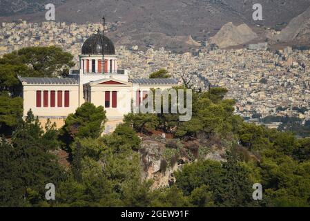 Paesaggio con vista panoramica dell'Osservatorio Nazionale in stile neoclassico in cima alla collina di Nymphs a Thissio, Atene Grecia. Foto Stock