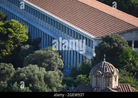 Vista panoramica di Attalus porticos (Stoa di Attalos) e Aghioi Apostoloi (Santi Apostoli) una chiesa bizantina nell'antica Agora Atene Grecia. Foto Stock