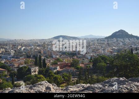 Paesaggio con vista panoramica di Atene come visto dalla collina Areopagus in Attica, Grecia. Foto Stock