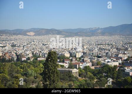 Paesaggio con vista panoramica di Atene come visto dalla collina Areopagus in Attica, Grecia. Foto Stock