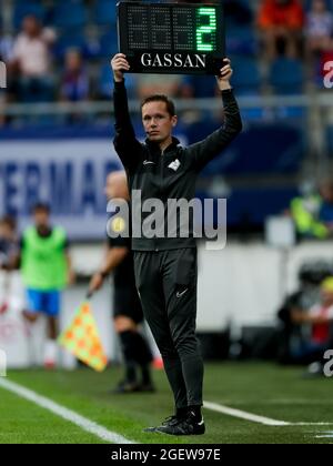 HEERENVEEN, PAESI BASSI - 21 AGOSTO: Quarto ufficiale Ingmar Oostrom durante la partita olandese Eredivie tra SC Heerenveen e RKC Waalwijk allo stadio Abe Lenstra il 21 agosto 2021 a Heerenveen, Paesi Bassi (Foto di Peter Lous/Orange Pictures) Foto Stock