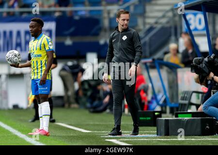 HEERENVEEN, PAESI BASSI - 21 AGOSTO: Quarto ufficiale Ingmar Oostrom durante la partita olandese Eredivie tra SC Heerenveen e RKC Waalwijk allo stadio Abe Lenstra il 21 agosto 2021 a Heerenveen, Paesi Bassi (Foto di Peter Lous/Orange Pictures) Foto Stock