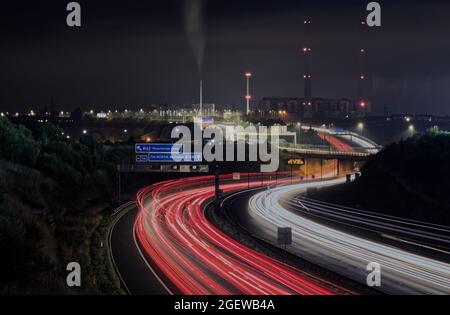 Light Trails presso la Centrale di Ferrybridge poco prima della sua demolizione. Foto Stock