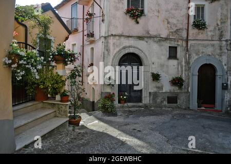 Una strada nel centro storico di Rivello, città medievale della Basilicata. Foto Stock