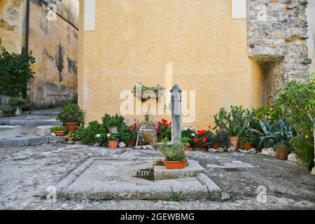 Una fontana in una strada nel centro storico di Rivello, città medievale della Basilicata. Foto Stock