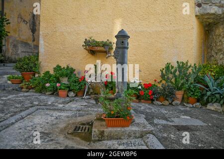 Una fontana in una strada nel centro storico di Rivello, città medievale della Basilicata. Foto Stock