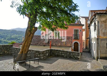 Una strada nel centro storico di Rivello, città medievale della Basilicata. Foto Stock
