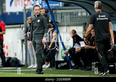 HEERENVEEN, PAESI BASSI - 21 AGOSTO: Quarto ufficiale Ingmar Oostrom durante la partita olandese Eredivie tra SC Heerenveen e RKC Waalwijk allo stadio Abe Lenstra il 21 agosto 2021 a Heerenveen, Paesi Bassi (Foto di Peter Lous/Orange Pictures) Foto Stock