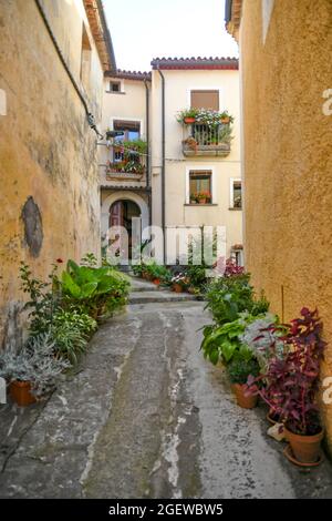 Una strada nel centro storico di Rivello, città medievale della Basilicata. Foto Stock