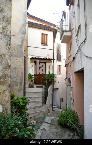 Una strada nel centro storico di Rivello, città medievale della Basilicata. Foto Stock