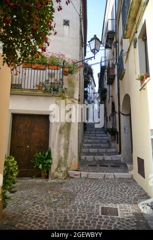 Una strada nel centro storico di Rivello, città medievale della Basilicata. Foto Stock
