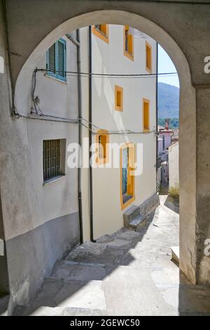 Una strada nel centro storico di Rivello, città medievale della Basilicata. Foto Stock