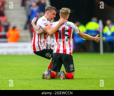 SUNDERLAND, REGNO UNITO. 21 AGOSTO Carl Winchester di Sunderland celebra il suo obiettivo durante la partita della Sky Bet League 1 tra Sunderland e AFC Wimbledon allo Stadium of Light di Sunderland sabato 21 agosto 2021. (Credit: Michael driver | MI News) Credit: MI News & Sport /Alamy Live News Foto Stock