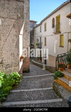 Una strada nel centro storico di Rivello, città medievale della Basilicata. Foto Stock