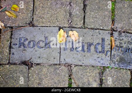 Hornsea Ceramica piastrelle di pavimentazione - le parole Rock-hard può essere visto Foto Stock