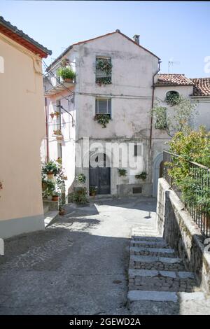 Una strada nel centro storico di Rivello, città medievale della Basilicata. Foto Stock