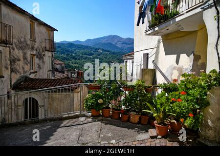 Una strada nel centro storico di Rivello, città medievale della Basilicata. Foto Stock