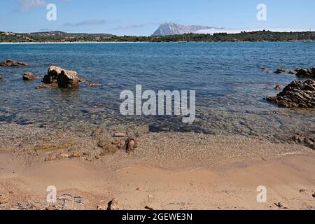 Vista su una piccola e bella spiaggia vicino alla spiaggia di sabbia bianca di Cala Brandinchi in Sardegna Foto Stock