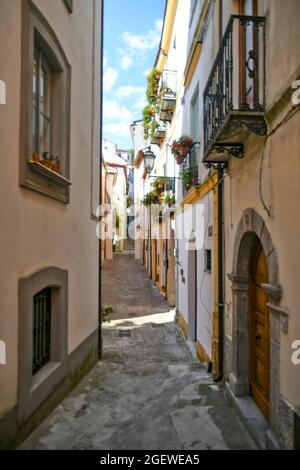 Una strada nel centro storico di Rivello, città medievale della Basilicata. Foto Stock