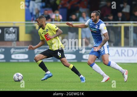 HARROGATE, REGNO UNITO. 21 AGOSTO Warren Burrell di Harrogate Town e Oliver Banks of Barrow in azione durante la partita Sky Bet League 2 tra Harrogate Town e Barrow a Wetherby Road, Harrogate sabato 21 agosto 2021. (Credit: Will Matthews | MI News) Credit: MI News & Sport /Alamy Live News Foto Stock