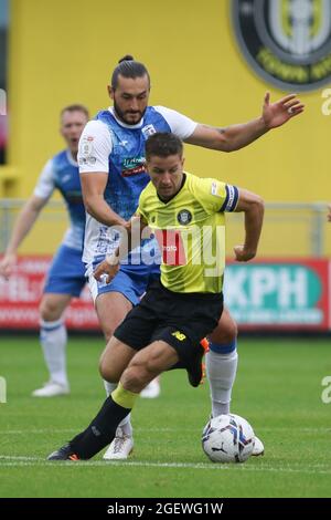 HARROGATE, REGNO UNITO. 21 AGOSTO Oliver Banks of Barrow Pressures durante la partita Sky Bet League 2 tra Harrogate Town e Barrow a Wetherby Road, Harrogate sabato 21 agosto 2021. (Credit: Will Matthews | MI News) Credit: MI News & Sport /Alamy Live News Foto Stock