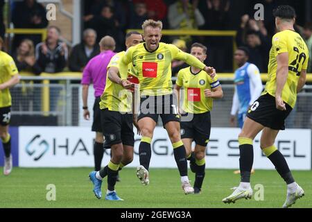 HARROGATE, REGNO UNITO. 21 AGOSTO Alex Pattison di Harrogate Town celebra il suo obiettivo durante la partita Sky Bet League 2 tra Harrogate Town e Barrow a Wetherby Road, Harrogate sabato 21 agosto 2021. (Credit: Will Matthews | MI News) Credit: MI News & Sport /Alamy Live News Foto Stock