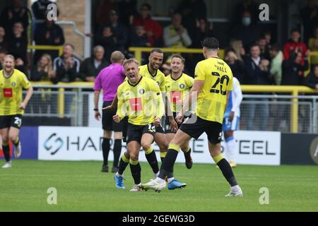 HARROGATE, REGNO UNITO. 21 AGOSTO Alex Pattison di Harrogate Town celebra il suo obiettivo durante la partita Sky Bet League 2 tra Harrogate Town e Barrow a Wetherby Road, Harrogate sabato 21 agosto 2021. (Credit: Will Matthews | MI News) Credit: MI News & Sport /Alamy Live News Foto Stock