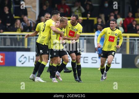 HARROGATE, REGNO UNITO. 21 AGOSTO Alex Pattison di Harrogate Town celebra il suo obiettivo durante la partita Sky Bet League 2 tra Harrogate Town e Barrow a Wetherby Road, Harrogate sabato 21 agosto 2021. (Credit: Will Matthews | MI News) Credit: MI News & Sport /Alamy Live News Foto Stock