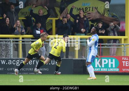 HARROGATE, REGNO UNITO. 21 AGOSTO Alex Pattison di Harrogate Town segna durante la partita Sky Bet League 2 tra Harrogate Town e Barrow a Wetherby Road, Harrogate sabato 21 agosto 2021. (Credit: Will Matthews | MI News) Credit: MI News & Sport /Alamy Live News Foto Stock