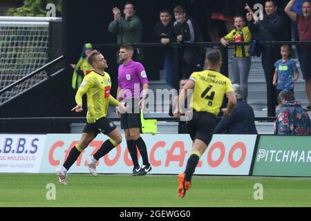 HARROGATE, REGNO UNITO. 21 AGOSTO Alex Pattison di Harrogate Town celebra il suo obiettivo durante la partita Sky Bet League 2 tra Harrogate Town e Barrow a Wetherby Road, Harrogate sabato 21 agosto 2021. (Credit: Will Matthews | MI News) Credit: MI News & Sport /Alamy Live News Foto Stock