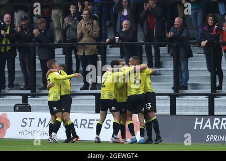 HARROGATE, REGNO UNITO. 21 AGOSTO Alex Pattison di Harrogate Town celebra il suo obiettivo durante la partita Sky Bet League 2 tra Harrogate Town e Barrow a Wetherby Road, Harrogate sabato 21 agosto 2021. (Credit: Will Matthews | MI News) Credit: MI News & Sport /Alamy Live News Foto Stock