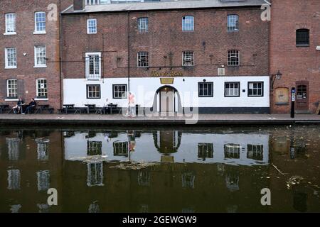 Il Tap & Spile Pub & Restaurant a gas St Birmingham si affaccia sul famoso bacino del canale di gas Street di Birmingham, Inghilterra Foto Stock