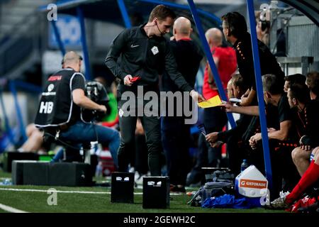 HEERENVEEN, PAESI BASSI - 21 AGOSTO: Quarto ufficiale Ingmar Oostrom durante la partita olandese Eredivie tra SC Heerenveen e RKC Waalwijk allo stadio Abe Lenstra il 21 agosto 2021 a Heerenveen, Paesi Bassi (Foto di Peter Lous/Orange Pictures) Foto Stock