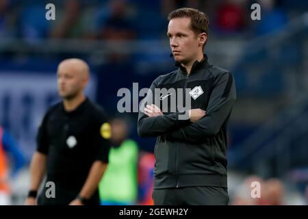 HEERENVEEN, PAESI BASSI - 21 AGOSTO: Quarto ufficiale Ingmar Oostrom durante la partita olandese Eredivie tra SC Heerenveen e RKC Waalwijk allo stadio Abe Lenstra il 21 agosto 2021 a Heerenveen, Paesi Bassi (Foto di Peter Lous/Orange Pictures) Foto Stock