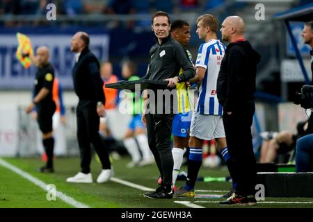 HEERENVEEN, PAESI BASSI - 21 AGOSTO: Quarto ufficiale Ingmar Oostrom durante la partita olandese Eredivie tra SC Heerenveen e RKC Waalwijk allo stadio Abe Lenstra il 21 agosto 2021 a Heerenveen, Paesi Bassi (Foto di Peter Lous/Orange Pictures) Foto Stock